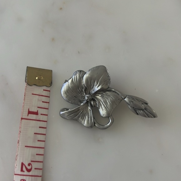 Blue Mist Pewter Canada Flower Brooch - Picture 7 of 7